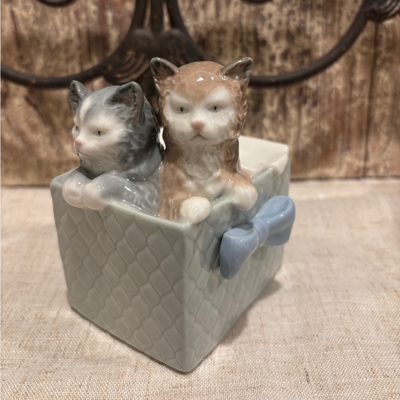 Vintage Lladro Cat & Mouse Porcelain Figurine (1980s) - Picture 2 of 6